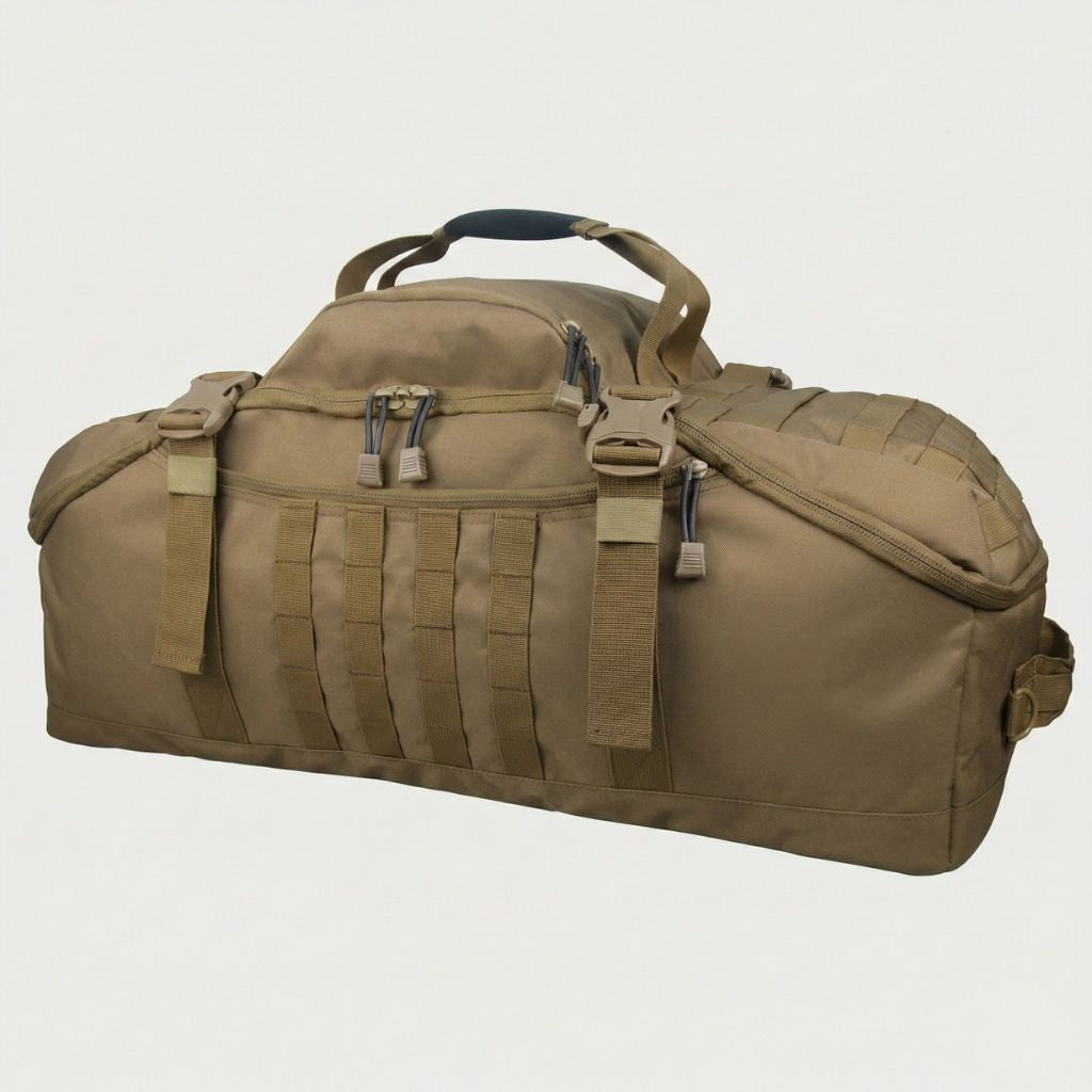 Sac de voyage tactique 71L couleur sable en mode duffle bag, rails MOLLE et fermetures éclair à doubles tirettes