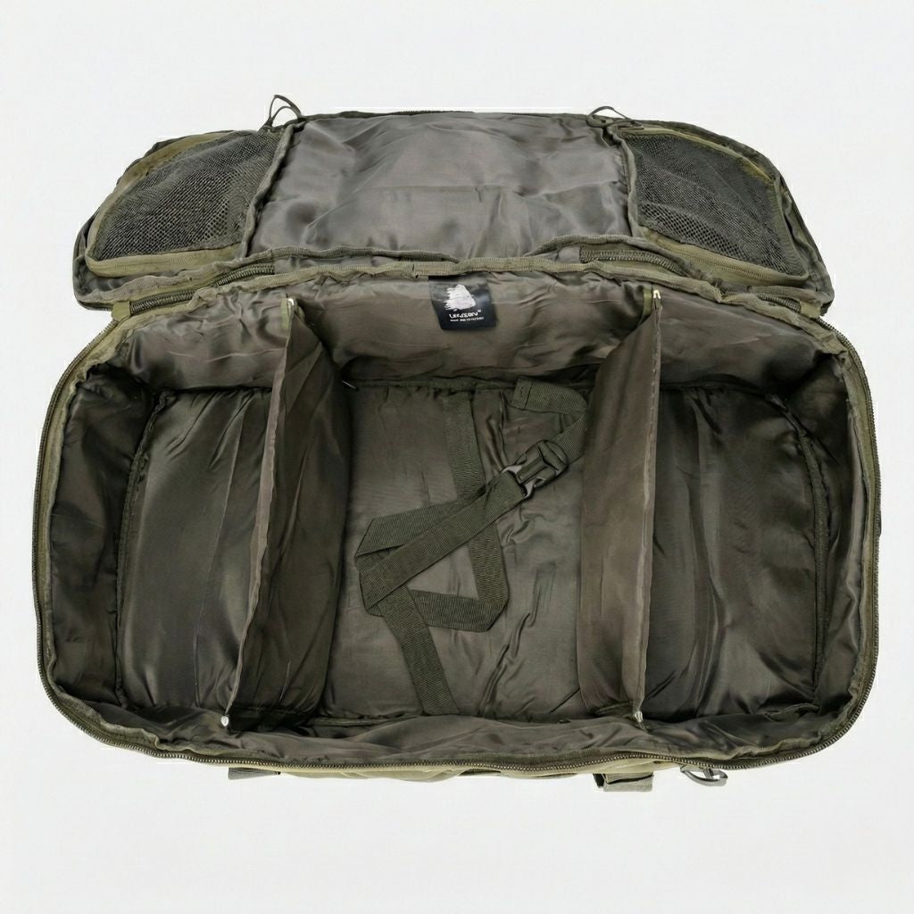 Intérieur d'un grand sac militaire kaki avec cloisons de rangement, filet organisateur et sangle centrale Image