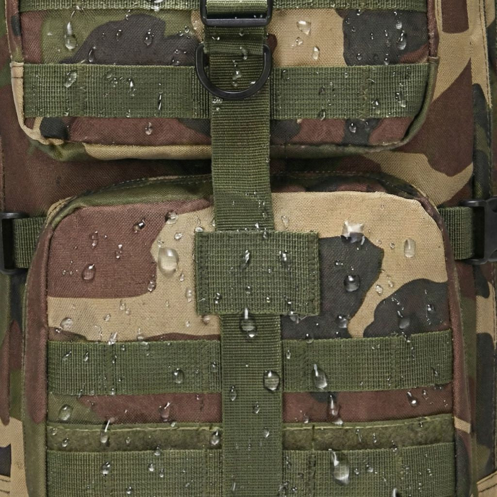 Gros plan sur la poche frontale et le système MOLLE d'un sac tactique camouflage avec gouttes d'eau sur le tissu Image