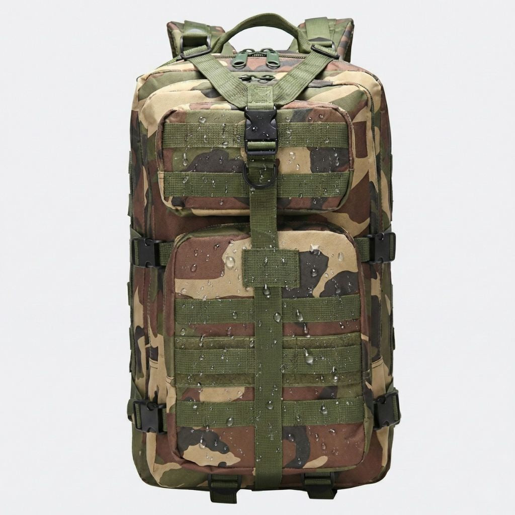 Sac à dos tactique camouflage jungle vert vu de face avec des gouttes d'eau démontrant sa résistance hydrofuge