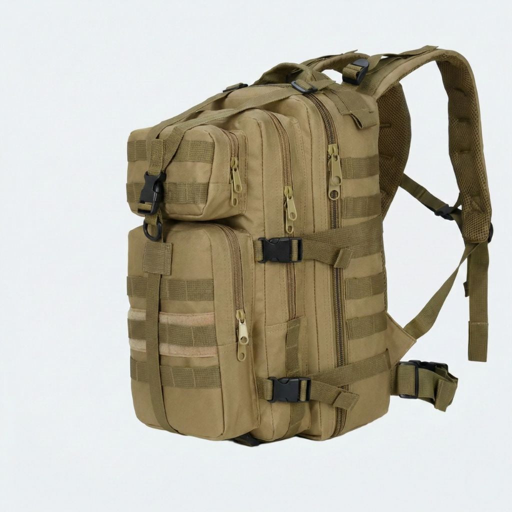 Sac à dos tactique couleur coyote beige de trois quarts avec multiples poches zippées et attaches MOLLE