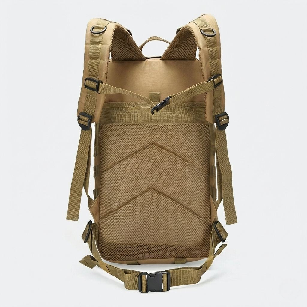 Dos du sac à dos tactique beige coyote avec large dosseret en mesh matelassé et bretelles de portage réglables