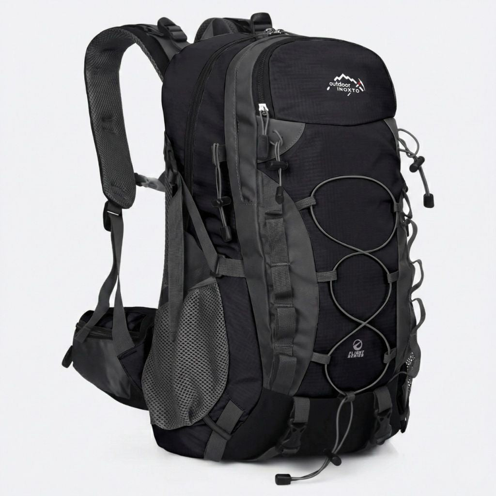 Sac à dos de randonnée noir 40L, vue 3/4, bretelles rembourrées, poche filet latérale et sangles de compression