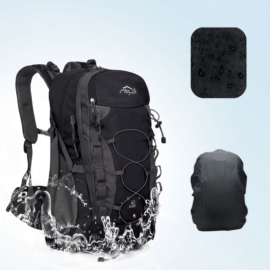 Sac à dos de randonnée noir imperméable présenté avec sa housse de pluie grise et son tissu technique résistant Image