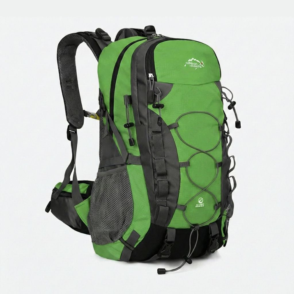 Sac à dos de randonnée vert 40L, vue 3/4, bretelles rembourrées, filet latéral et sangles de compression noires