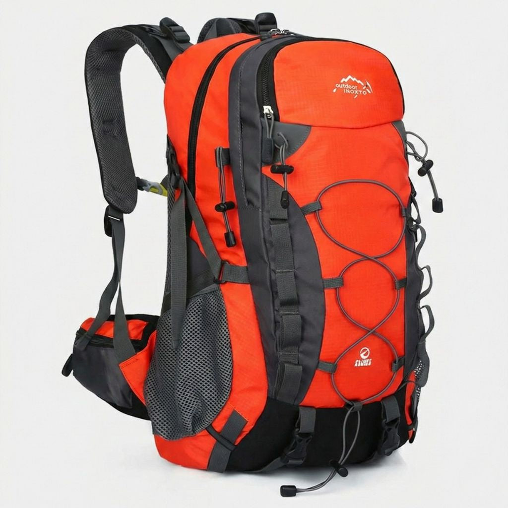 Sac à dos de randonnée orange 40L, vue 3/4 avant, bretelles rembourrées, filet latéral et logo montagne blanc