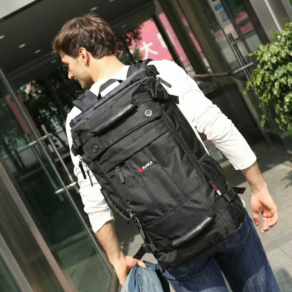 Homme de dos portant le grand sac noir en milieu urbain devant des vitrines, bretelles larges et grand volume
