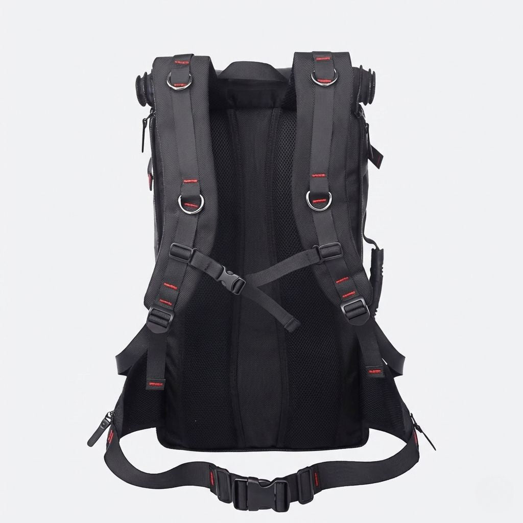 Dos du grand sac noir, bretelles ergonomiques avec détails rouges, quatre anneaux D argent et sangle ventrale