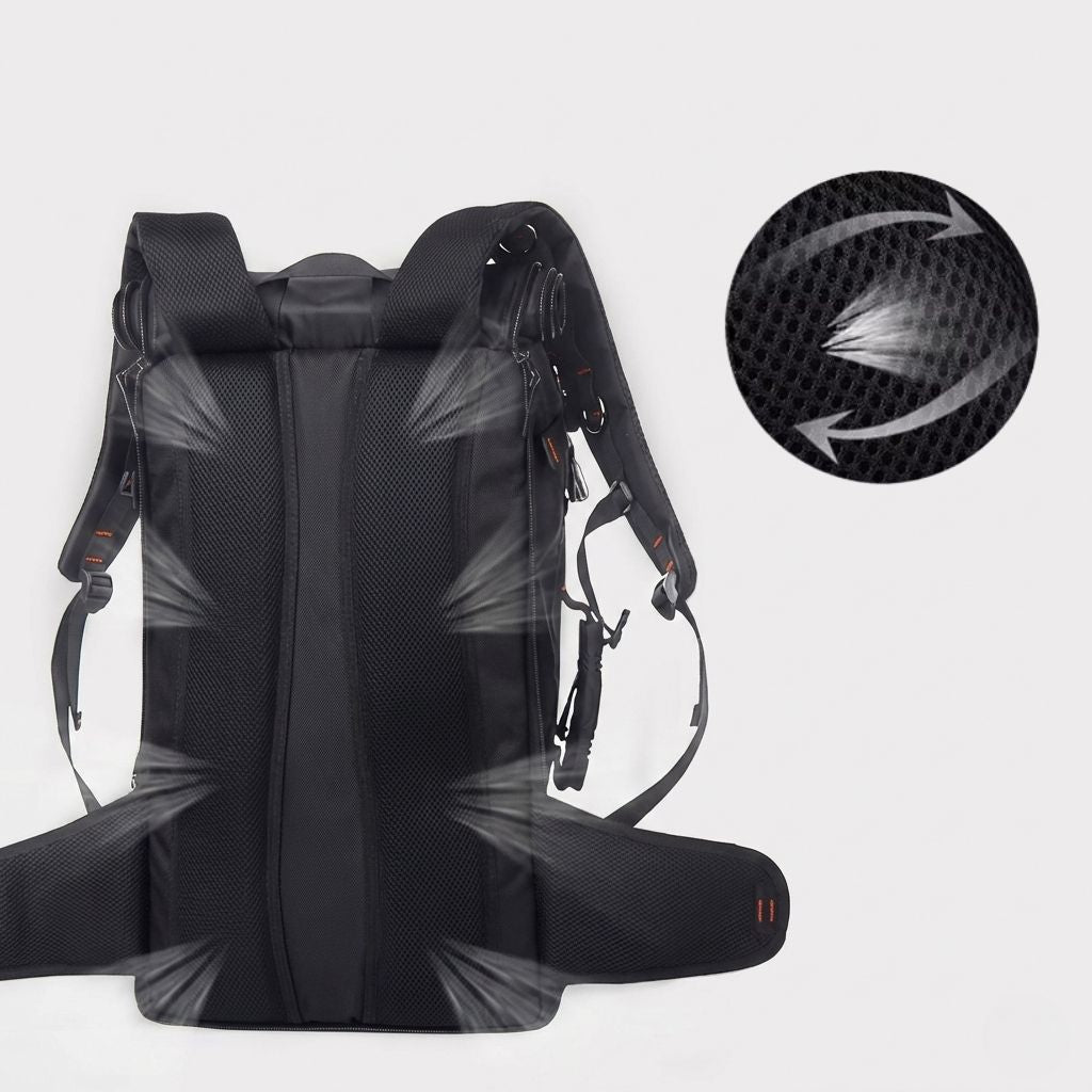 Dos rembourré d'un sac à dos de voyage noir avec bretelles ergonomiques et maille de ventilation dorsale Image