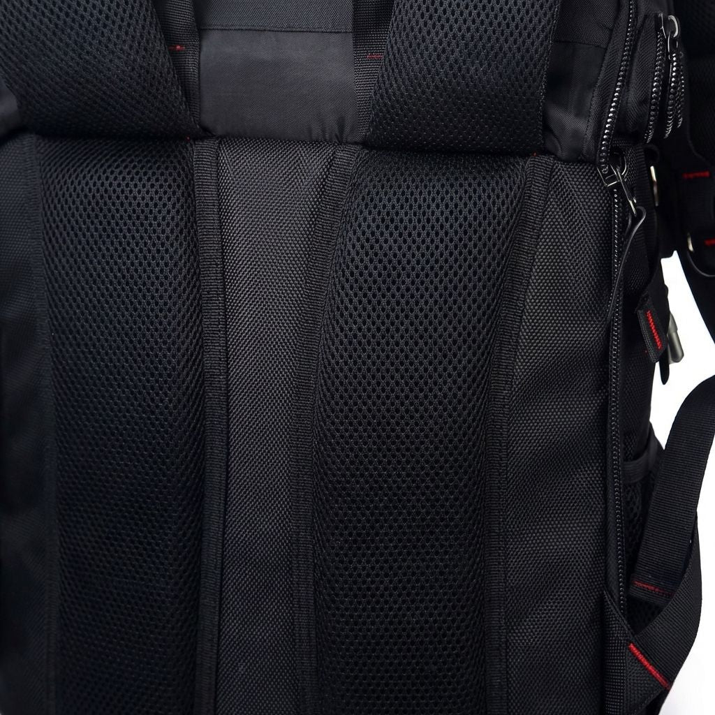 Grand sac noir à l'horizontale, zip supérieur ouvert par une main et poche filet latérale ronde visible