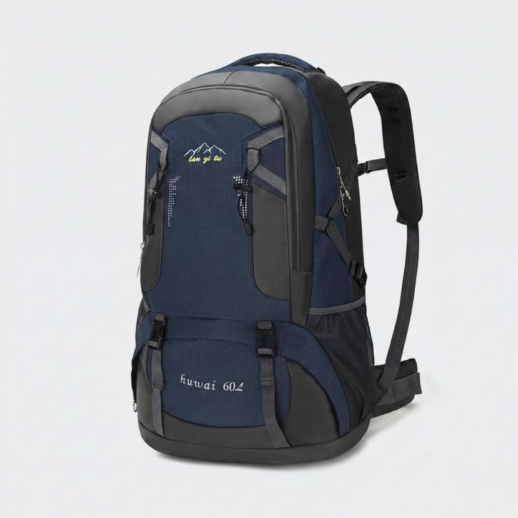 Sac à dos de voyage bleu marine 60L, vue 3/4, renforts gris, poches frontales zippées, bretelles maille noires