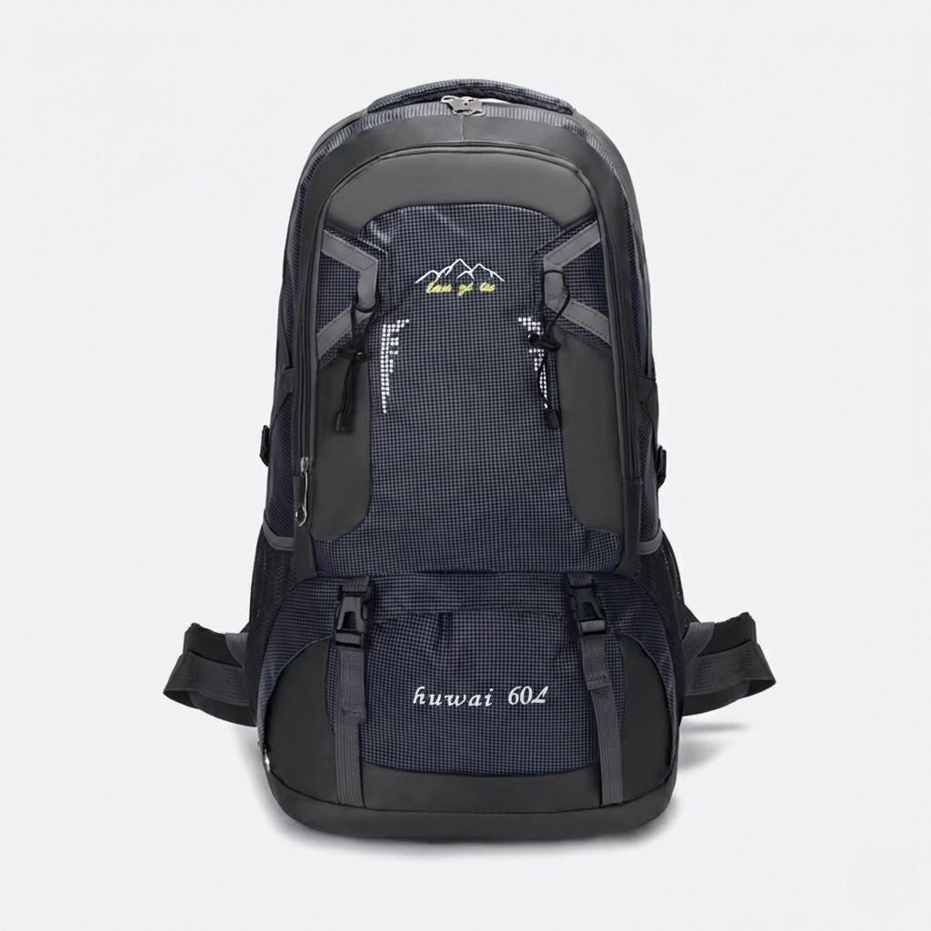 Sac à dos de voyage bleu marine 60L vu de face, double poche frontale zippée et broderie montagne jaune