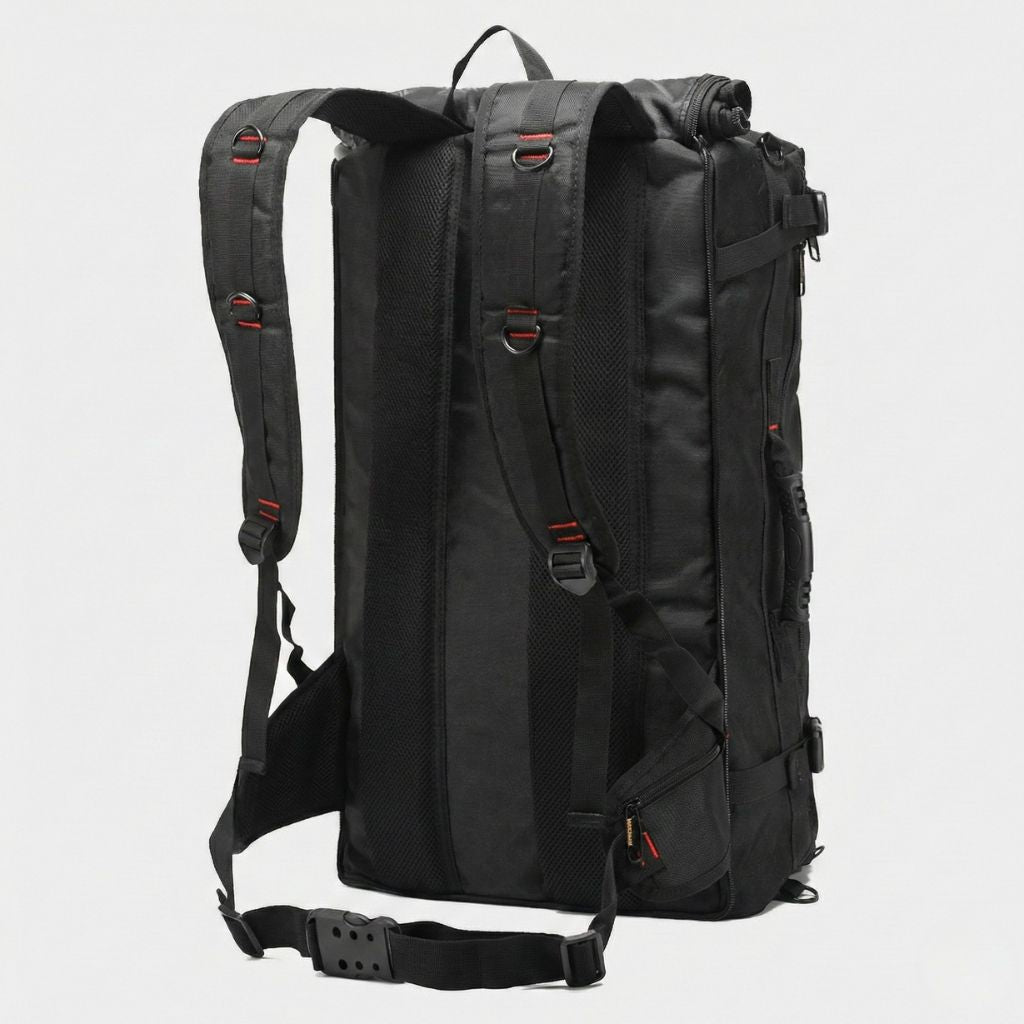 Vue arrière du sac à dos de voyage noir 70L, bretelles larges maillées avec détails rouges et ceinture ventrale