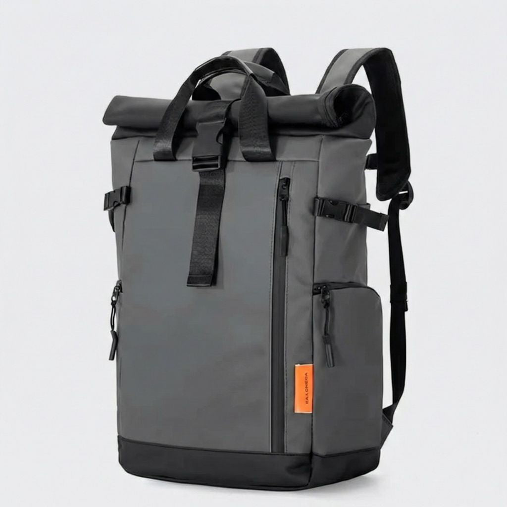 Sac à dos voyage roll-top gris, vue 3/4, poignées de transport, fermeture enroulée et poche latérale zippée