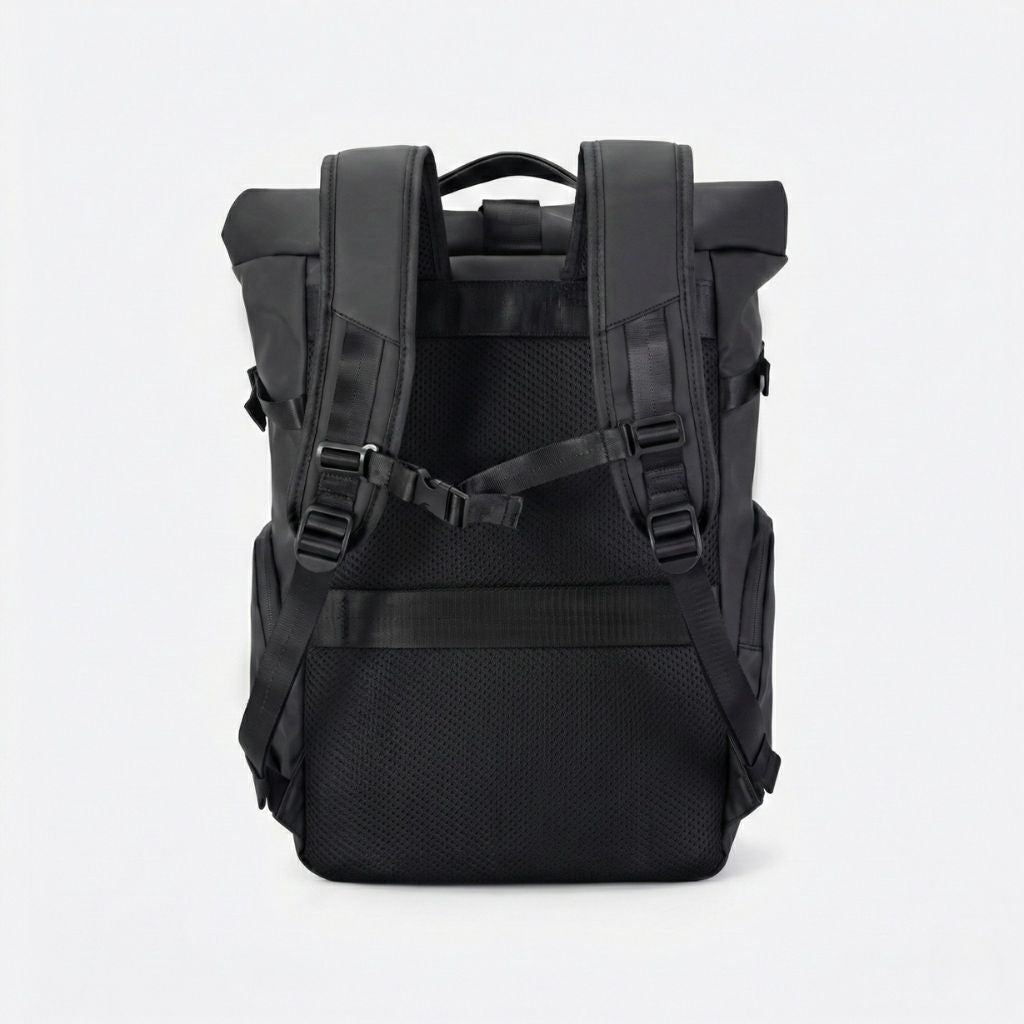 Dos du sac à dos voyage roll-top noir, panneau maille ergonomique, bretelles rembourrées et sangle de stabilisation