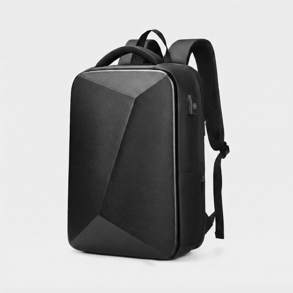 Sac à dos à coque rigide noire avec motif géométrique facetté, port USB latéral et bretelles maillées rembourrées