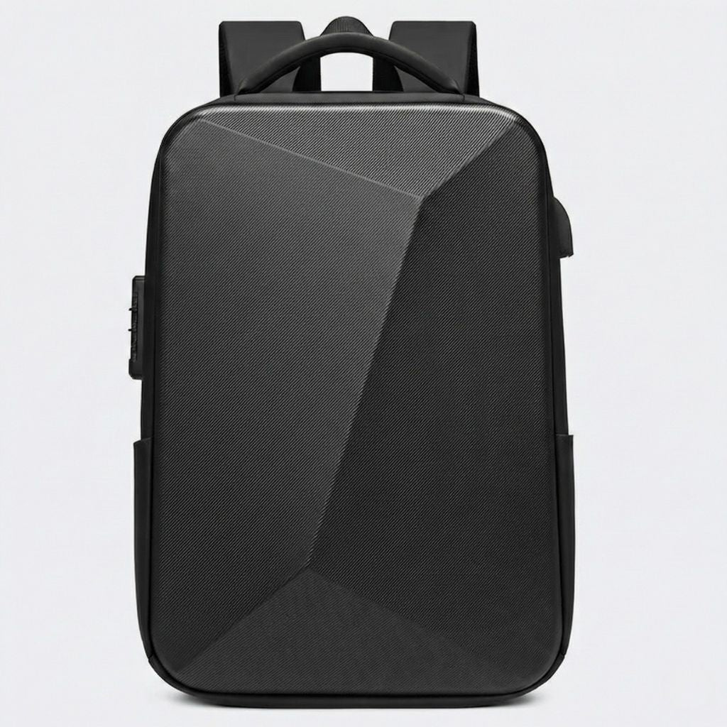 Sac à dos coque dure noire vue de face, surface ABS texturée avec lignes diagonales gravées et serrure TSA