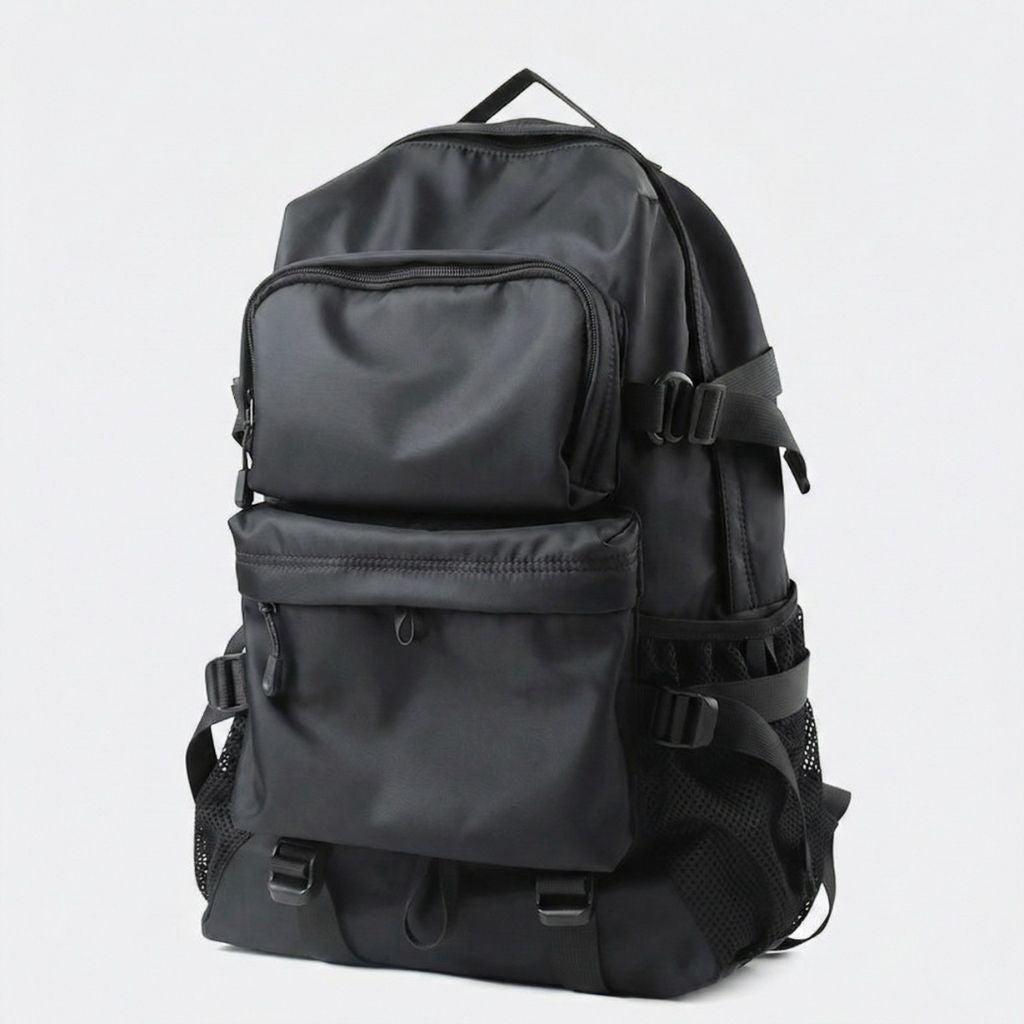 Sac à dos voyage urbain noir multi-poches en nylon satiné, vue 3/4, compartiment zippé et porte-bouteille filet