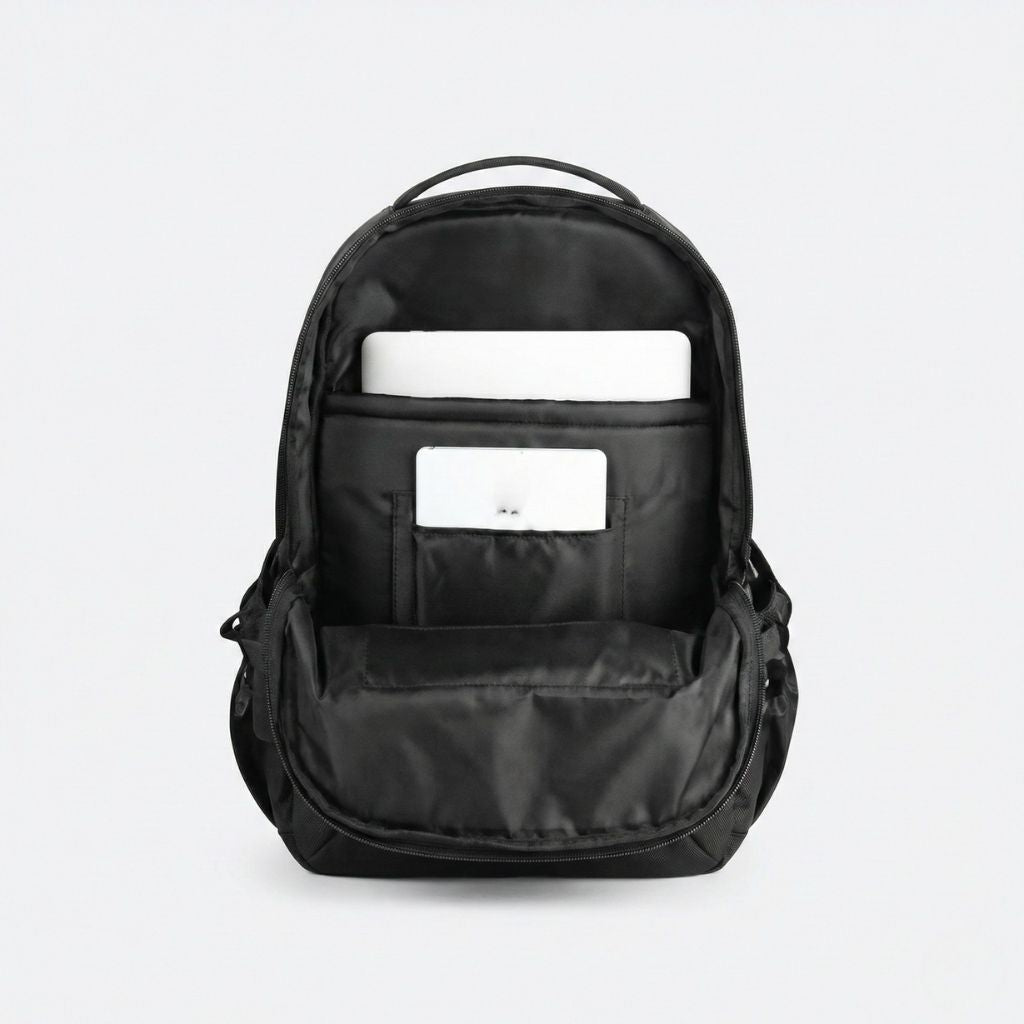 Vue intérieure du sac à dos de voyage en nylon noir avec poche laptop rembourrée et tablette insérées Image