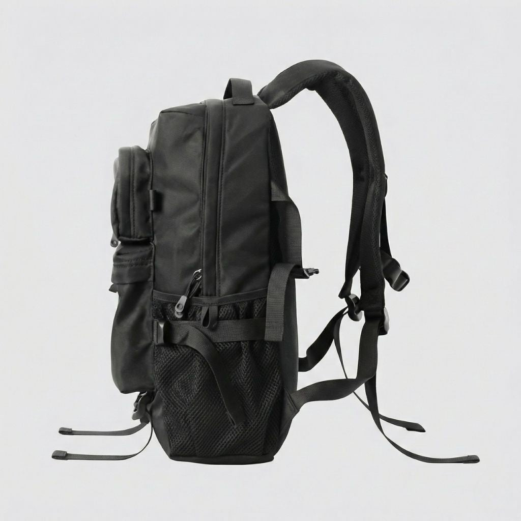 Sac à dos voyage urbain noir vu de profil, porte-bouteille filet, bretelles ergonomiques et sangles de compression