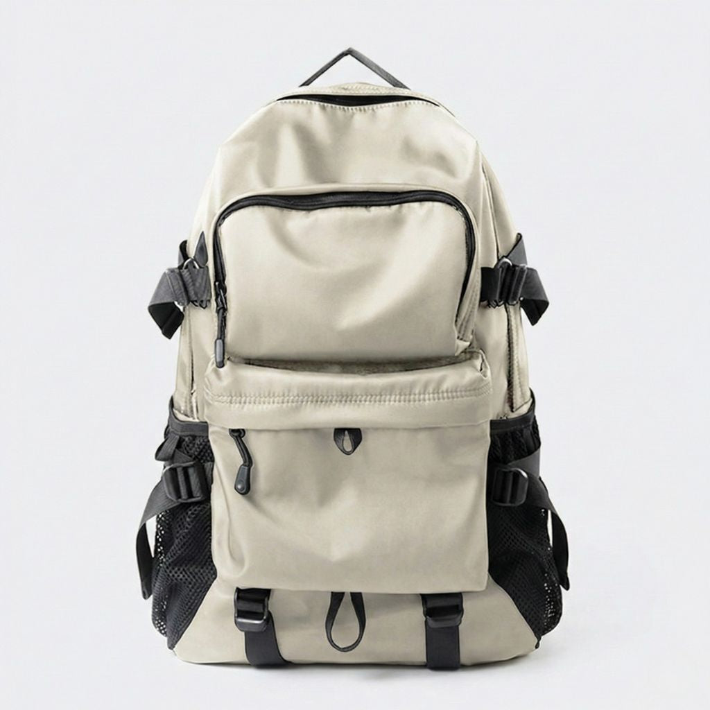 Sac à dos voyage urbain beige, vue de face, poches frontales zippées noires, bretelles et porte-bouteille latéral