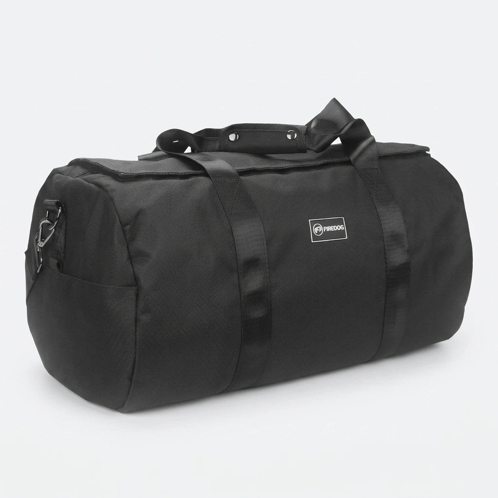 Sac de sport duffel noir 34L en angle trois quarts, forme cylindrique, poignées de portage noires