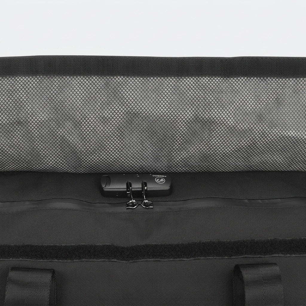 Gros plan sur le couvercle filet anti-odeur d'un sac de sport noir avec cadenas à chiffres intégré