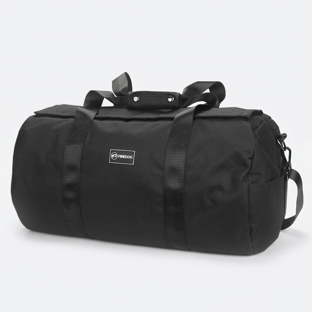 Sac de sport duffel noir 34L vue trois quarts côté gauche, poignée de portage et bandoulière latérale