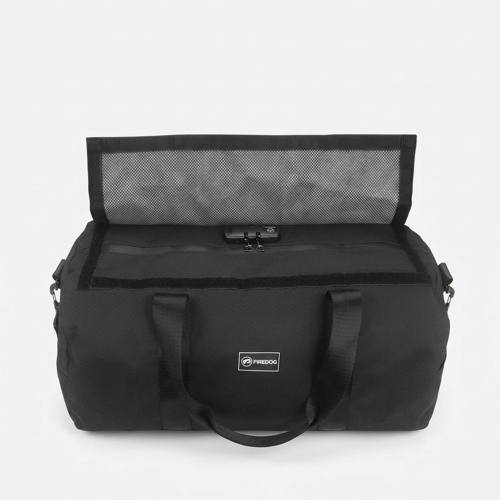 Sac de sport duffel noir 34L ouvert de face, couvercle filet relevé et cadenas à chiffres visible Image