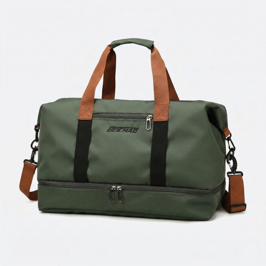 Sac de sport kaki avec poignées et bandoulière caramel, compartiment chaussures zippé en bas, vue 3/4 de voyage