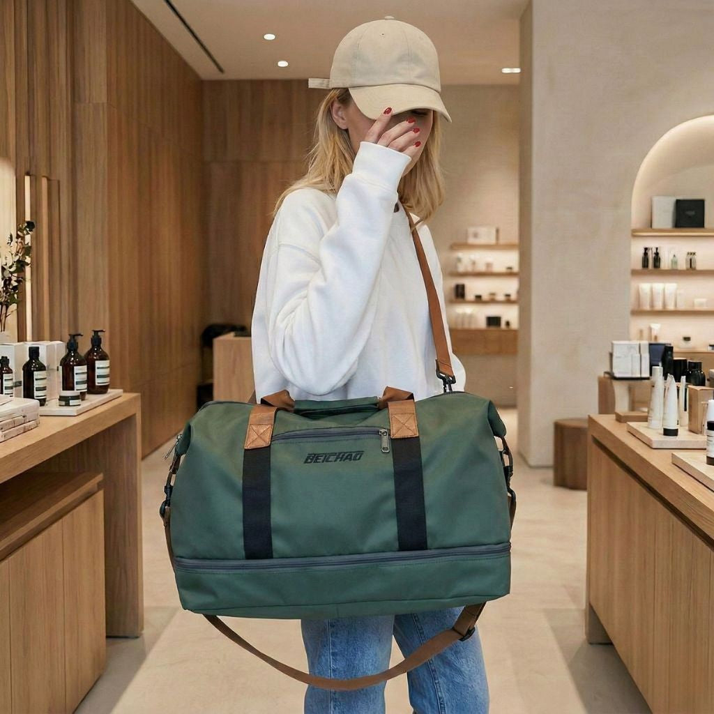 Femme portant à l'épaule un sac de voyage de sport vert bouteille dans une boutique, bandoulière caramel