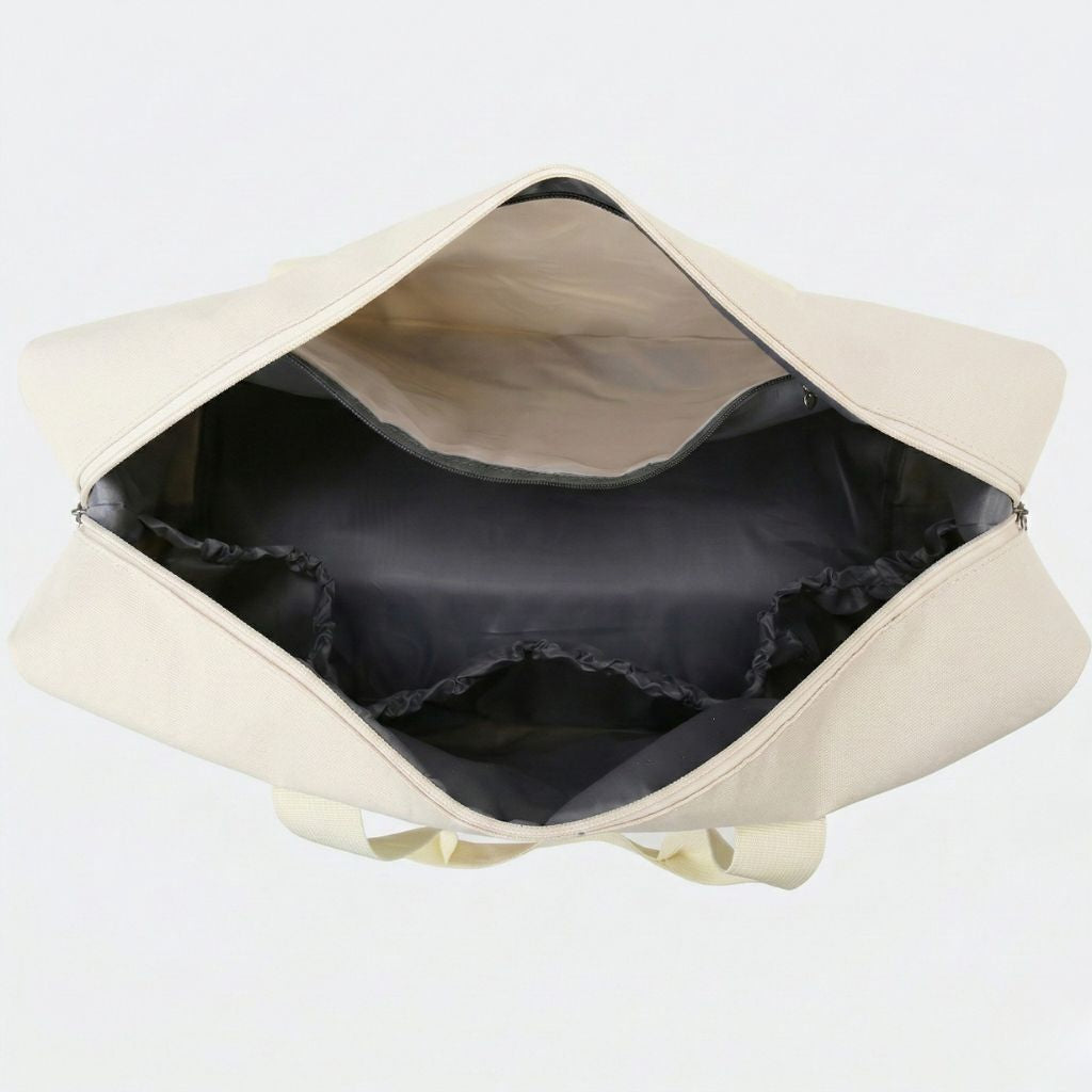 Intérieur du sac de voyage de sport beige ouvert vu du dessus, fond noir, compartiments séparés et grande capacité