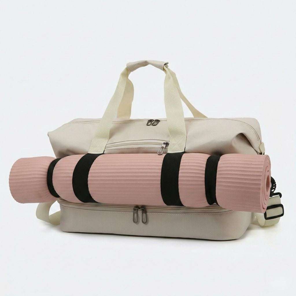 Sac de sport beige avec un tapis de yoga rose attaché par des sangles élastiques noires sur le dessous Image