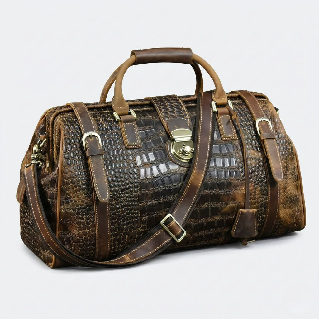 Sac de voyage cabine 31L en cuir embossé croco brun, fermoir doré central et poignées en cuir fauve