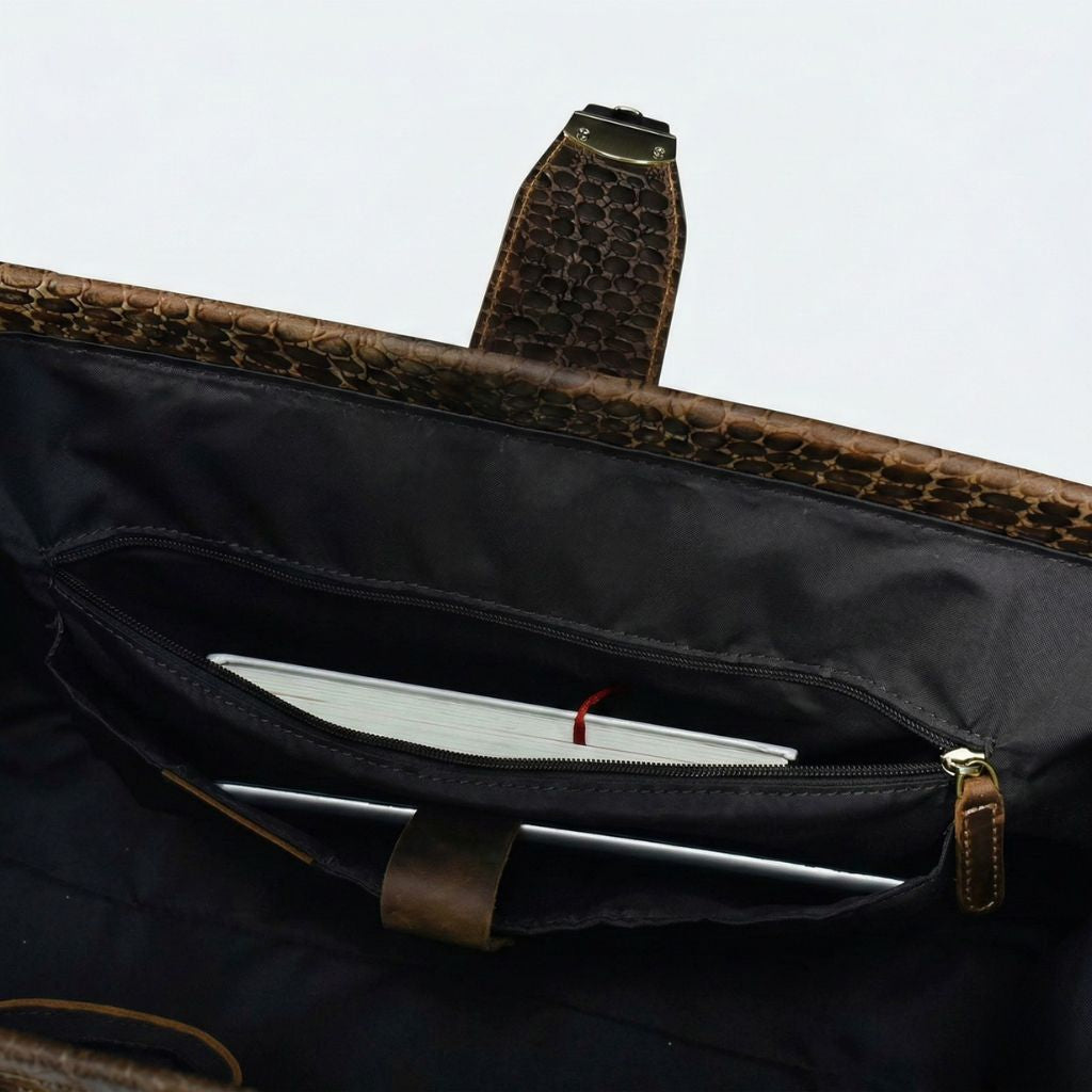 Poche intérieure zippée du sac de voyage cabine, carnet rouge et tablette fine dans la doublure noire