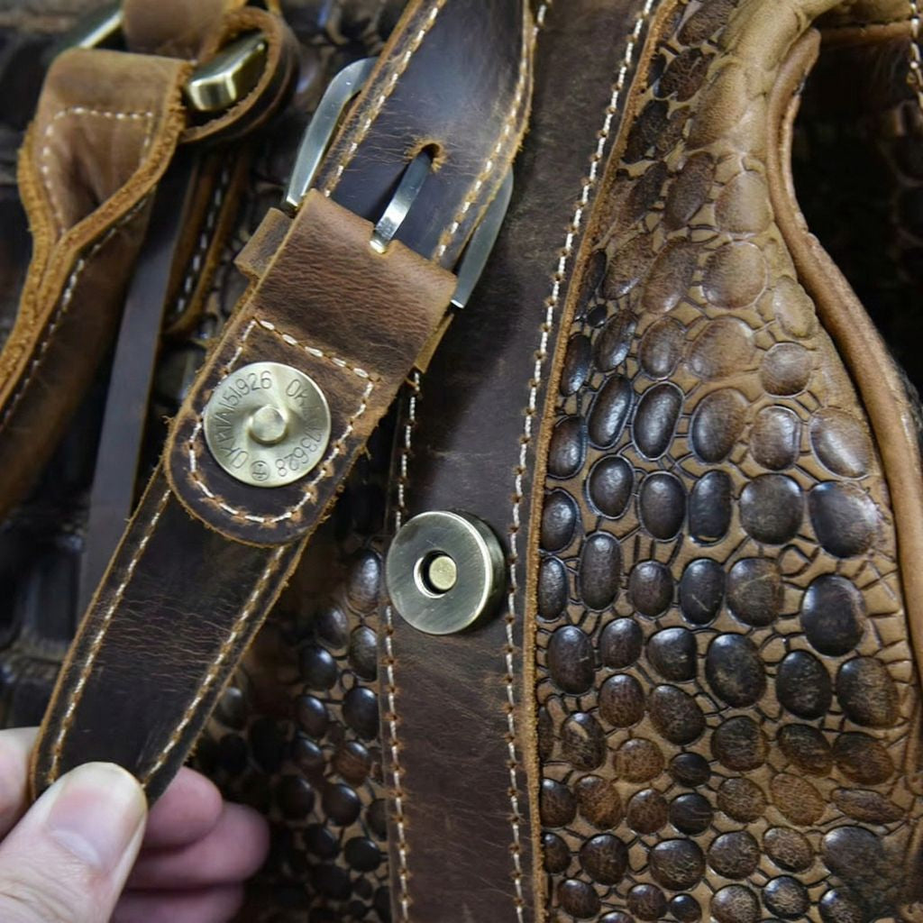 Bouton-pression magnétique en laiton et passant en cuir brun du sac de voyage cabine cuir croco