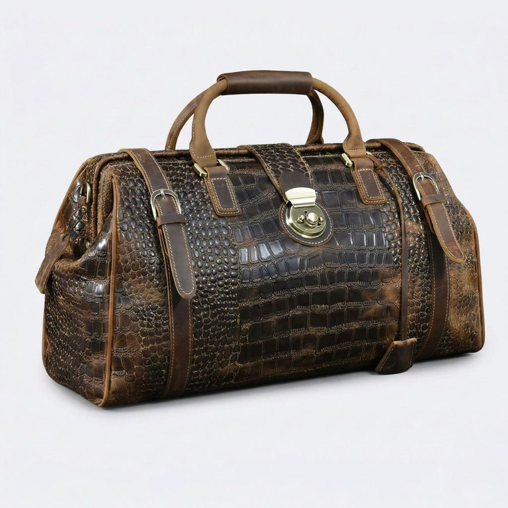 Sac de voyage cuir croco brun, vue trois-quarts droit, fermoir doré et sangles en cuir fauve contrastant
