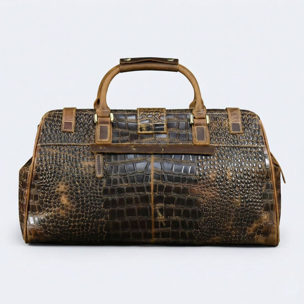 Face arrière du sac de voyage en cuir embossé croco brun, motif reptile au dos et passants de bandoulière