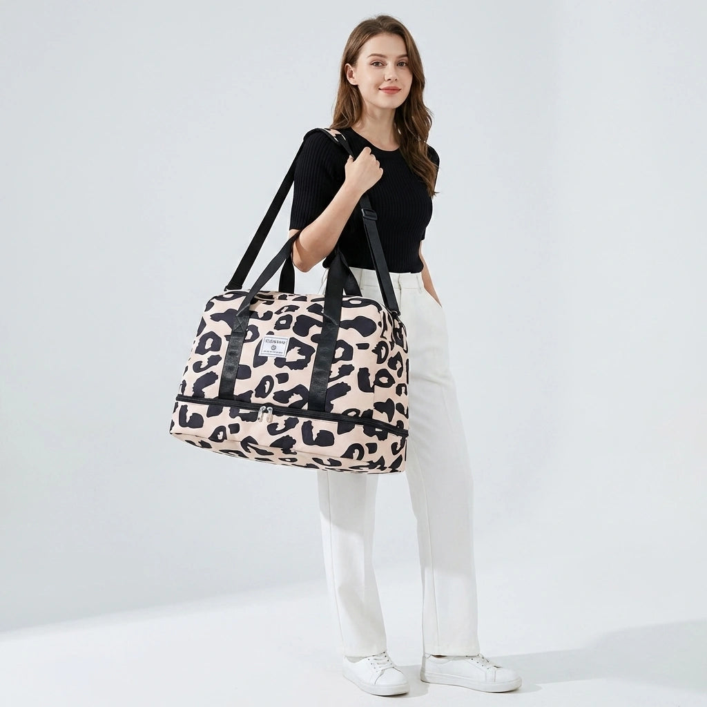 Sac de voyage femme beige léopard noir porté sur l'épaule gauche, tenue noire, compartiment chaussures
