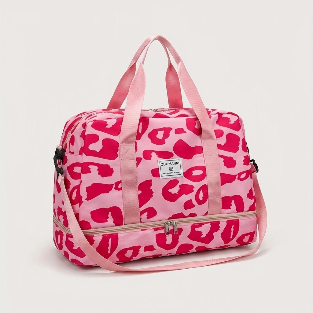 Sac de week-end femme rose vif à motifs léopard fuchsia, fond studio, compartiment chaussures zippé en bas