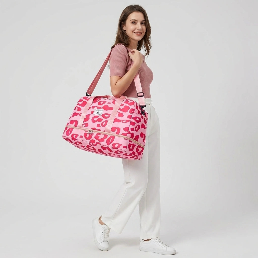 Sac de week-end femme rose bonbon à motifs léopard porté en bandoulière sur l'épaule, vue de profil