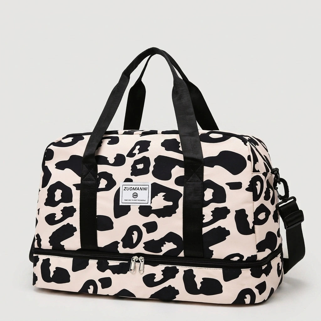 Sac de week-end femme motif léopard beige et noir, fond studio, double compartiment avec poche chaussures zippée