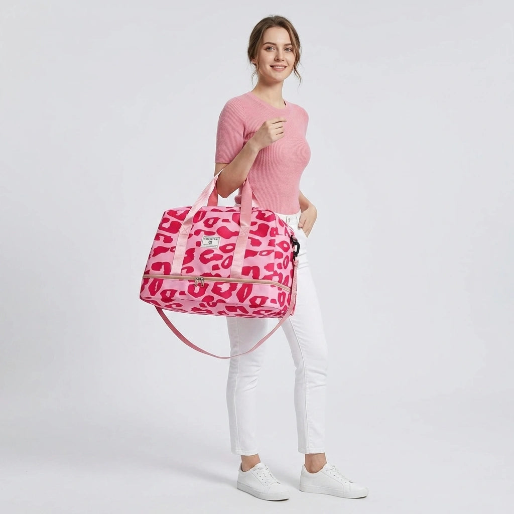 Sac de week-end femme rose léopard porté en bandoulière, haut rose coordonné, compartiment chaussures zippé