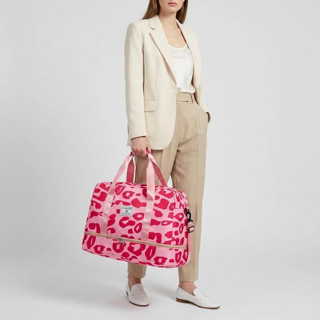 Sac de week-end femme rose à motifs léopard fuchsia porté à la main, style casual chic avec compartiment chaussures