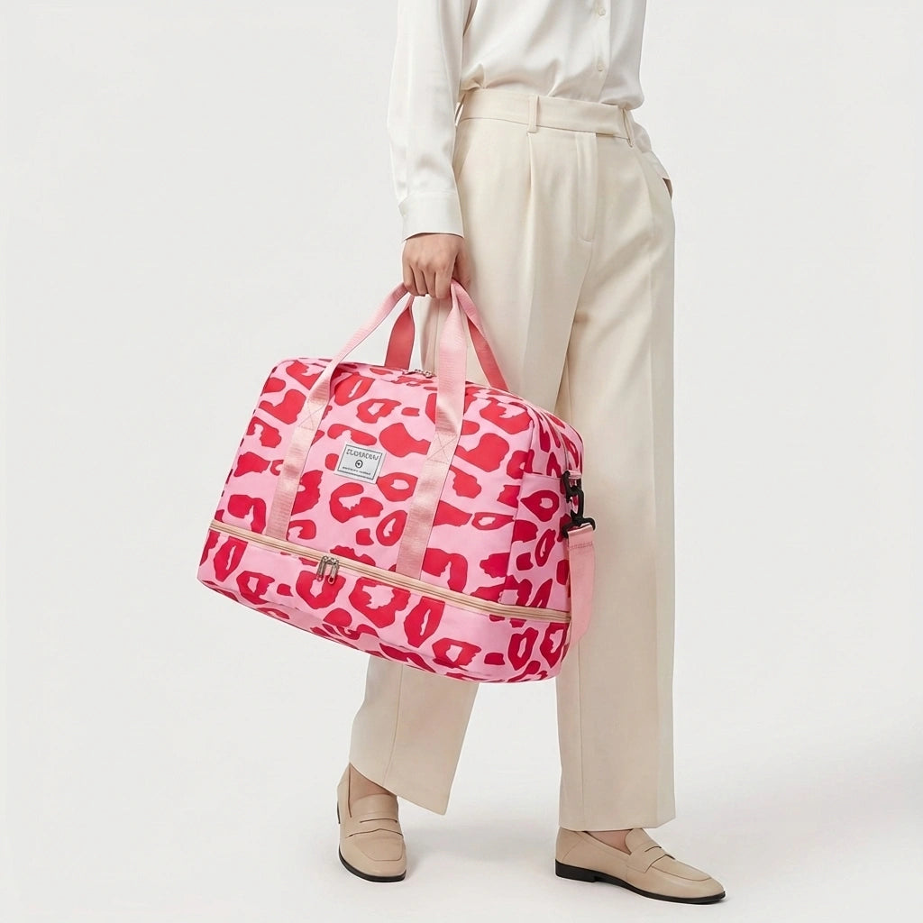 Sac de voyage femme rose léopard fuchsia tenu par la poignée, compartiment chaussures à la base