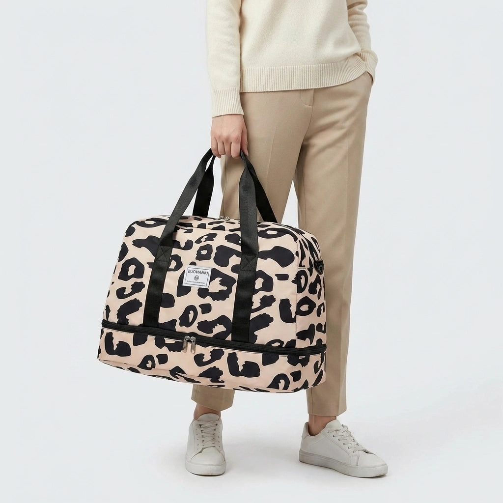 Sac de voyage femme beige motif léopard noir tenu par la poignée, compartiment chaussures zippé et grande capacité