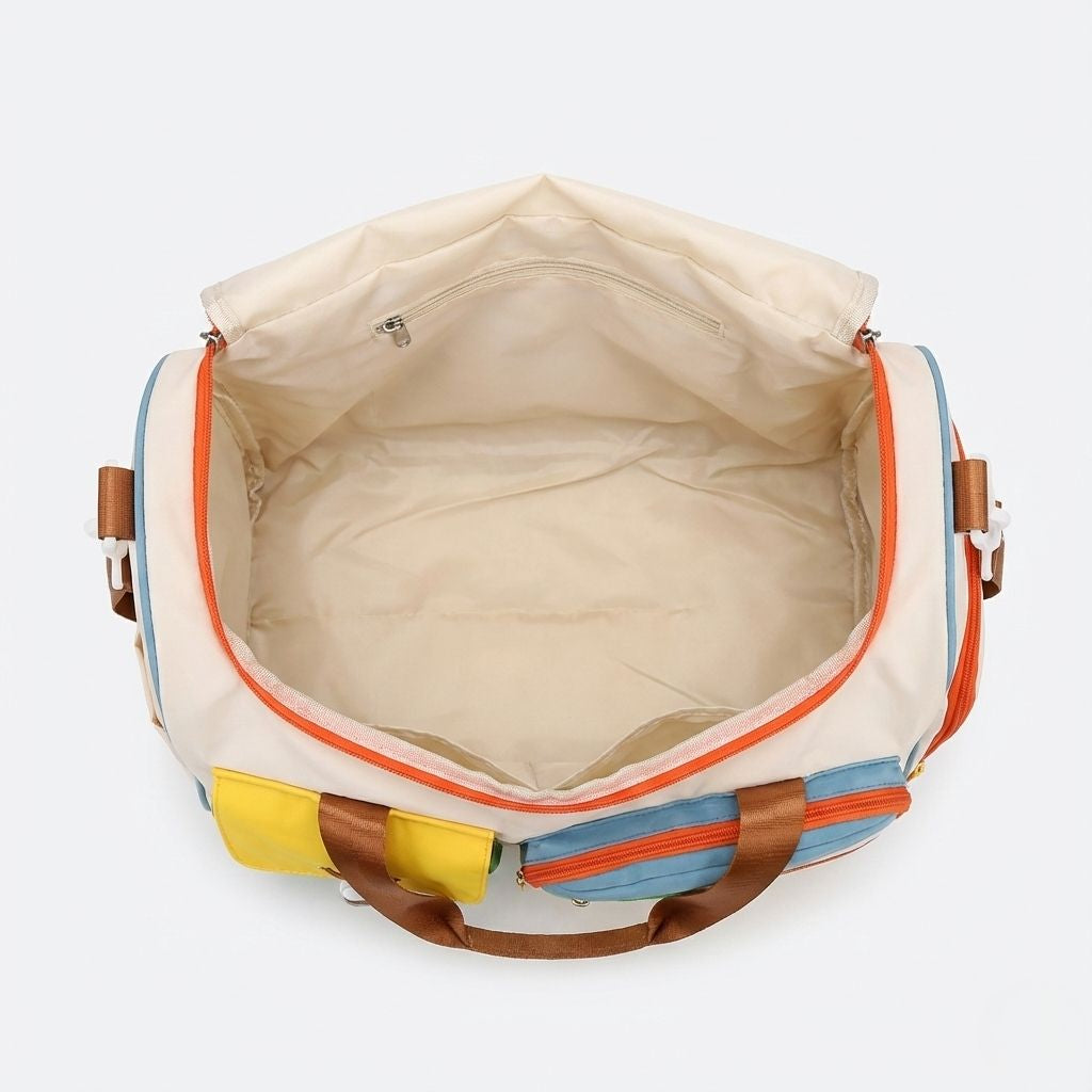 Sac de voyage femme beige multicolore ouvert, grand compartiment principal avec poche intérieure zippée et compartiment chaussures, sur fond uni blanc gris