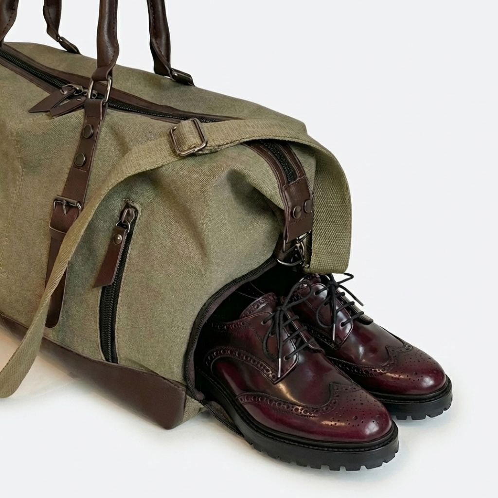 Sac de voyage en toile kaki avec compartiment chaussures latéral zippé et détails en cuir marron