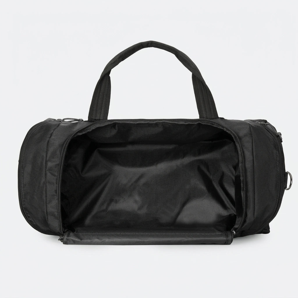 Compartiment principal d'un sac de voyage noir entièrement ouvert, doublure noire imperméable visible