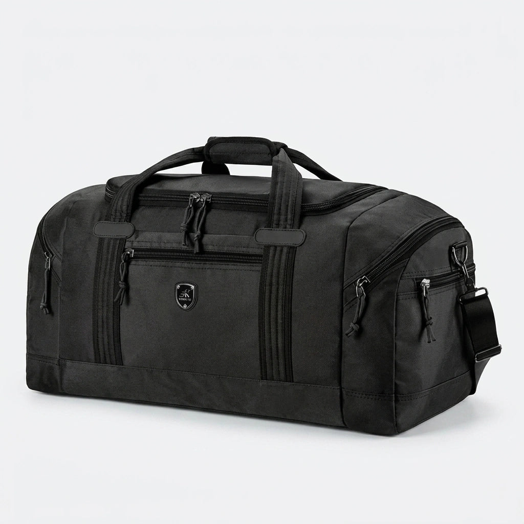 Sac de voyage noir vu en angle trois quarts, poches latérales zippées et base renforcée antidérapante